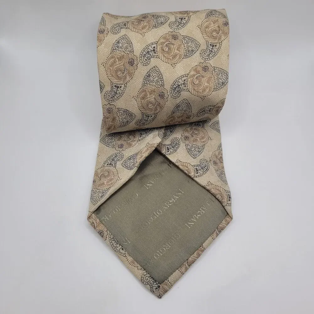 Giorgio Armani Tie Beige Paisley‎ Silk Necktie Handmade Luxury Designer Classic